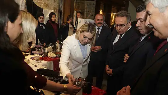 Atık malzemeler üniversite öğrencilerinin elinde sanata dönüştü
