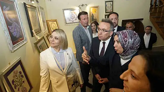 Atık malzemeler üniversite öğrencilerinin elinde sanata dönüştü