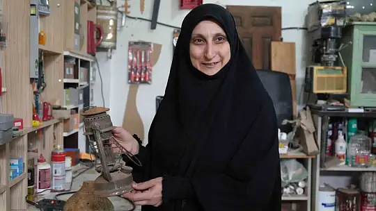 Atık ve kullanılmayan eski eşyalar marangoz kadının elinde yeniden hayat buluyor