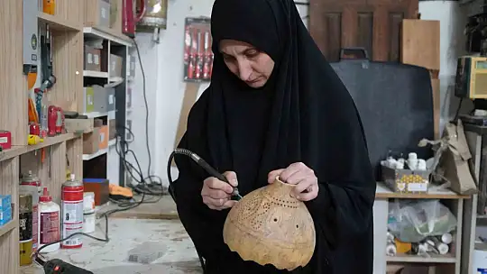 Atık ve kullanılmayan eski eşyalar marangoz kadının elinde yeniden hayat buluyor