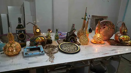 Atık ve kullanılmayan eski eşyalar marangoz kadının elinde yeniden hayat buluyor