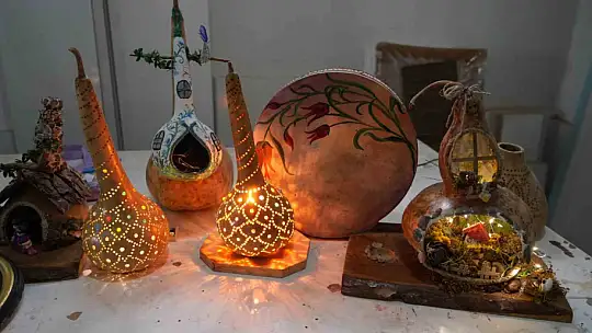 Atık ve kullanılmayan eski eşyalar marangoz kadının elinde yeniden hayat buluyor