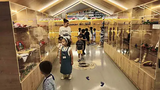 Atıklarla yapılan oyuncakların sergilendiği müze büyük ilgi görüyor