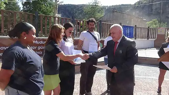 Avrupa Miras Gönüllüleri Mudurnu'da ilk projelerini tamamladı: Gönüllülere plaket verildi