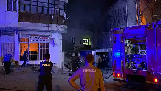 Bahçede başlayan yangın iş yerine ve arabaya sıçradı, mahalleli panik yaşadı