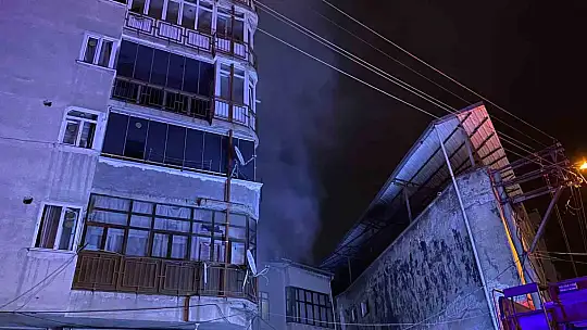Bahçede başlayan yangın iş yerine ve arabaya sıçradı, mahalleli panik yaşadı