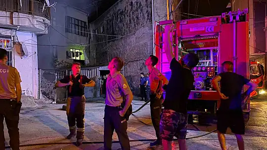 Bahçede başlayan yangın iş yerine ve arabaya sıçradı, mahalleli panik yaşadı