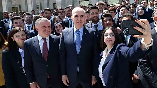 Bakan Bak, temsilci gençlerle meclisi ziyaret etti
