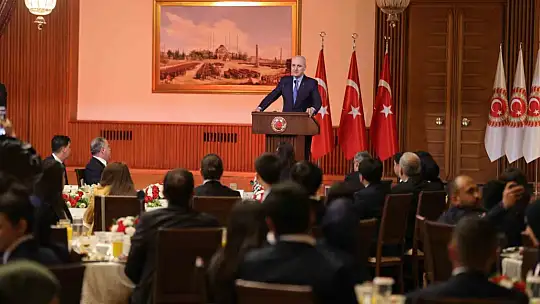 Bakan Bak, temsilci gençlerle meclisi ziyaret etti
