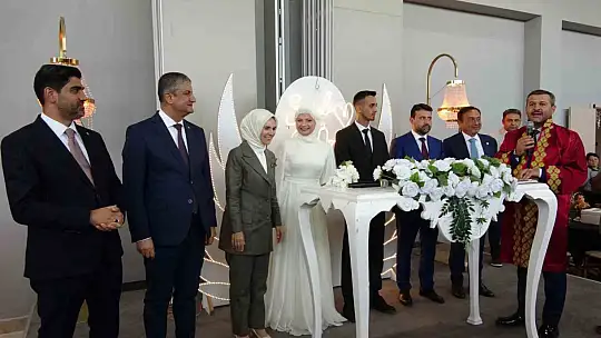 Bakan Göktaş, Karabük'te gençlerin nikah şahidi oldu