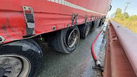 Balataları tutuşan tırı yanmaktan itfaiye kurtardı