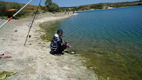 Balık kafesleri patladı, oltasını alan baraja koştu