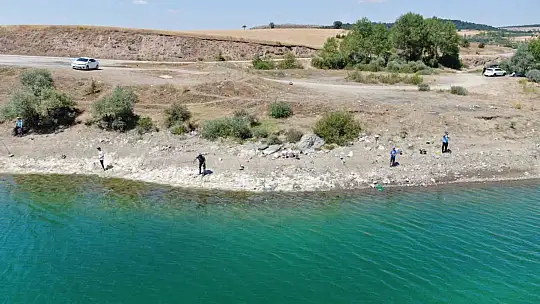 Balık kafesleri patladı, oltasını alan baraja koştu