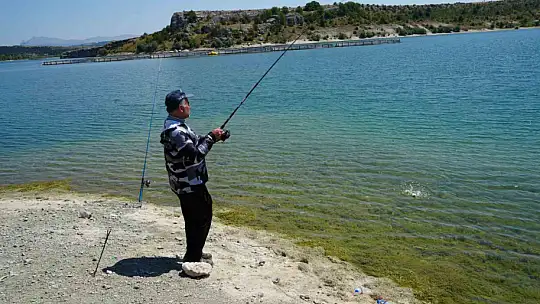Balık kafesleri patladı, oltasını alan baraja koştu