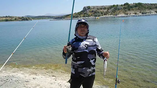 Balık kafesleri patladı, oltasını alan baraja koştu