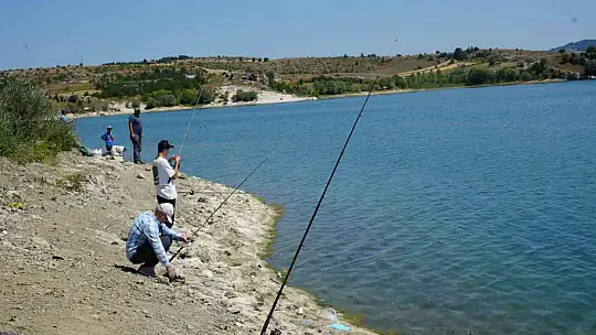 Balık kafesleri patladı, oltasını alan baraja koştu