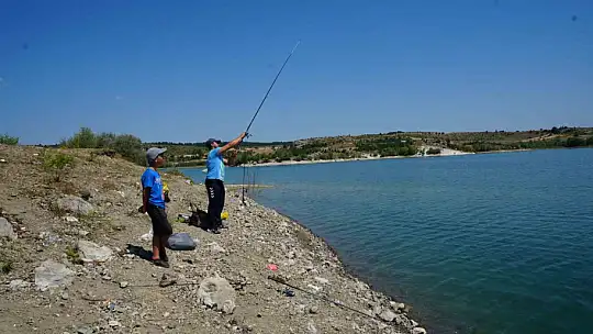 Balık kafesleri patladı, oltasını alan baraja koştu