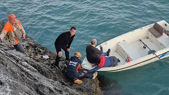 Balık tutmak isterken kayalıklardan düşen adamı ekipler ve balıkçı teknesi kurtardı