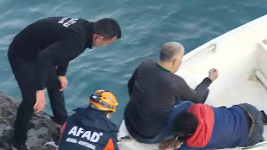 Balık tutmak isterken kayalıklardan düşen adamı ekipler ve balıkçı teknesi kurtardı
