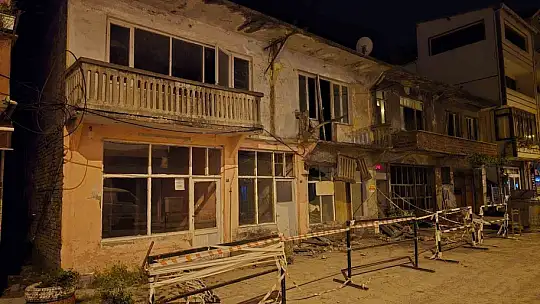 Balkon park halindeki aracın üzerine düştü