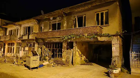 Balkon park halindeki aracın üzerine düştü