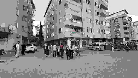 Balkondaki saksının aşırı ısınması sonrası çıkan yangını vatandaşlar söndürdü
