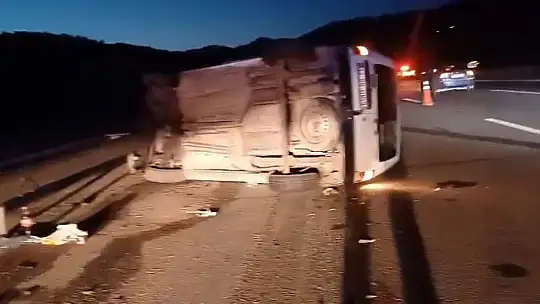 Bariyerlere çarpan araç yan yattı