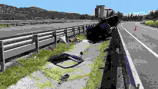 Bariyerlere çarpan hafif ticari araç ters döndü: 3 yaralı