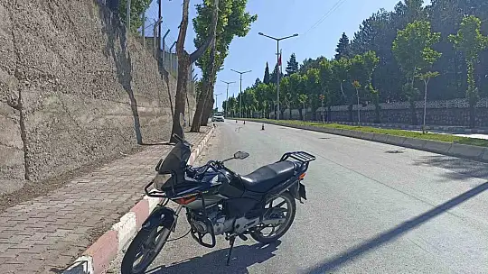 Bariyerlere çarpan motosiklet sürücüsü ağır yaralandı