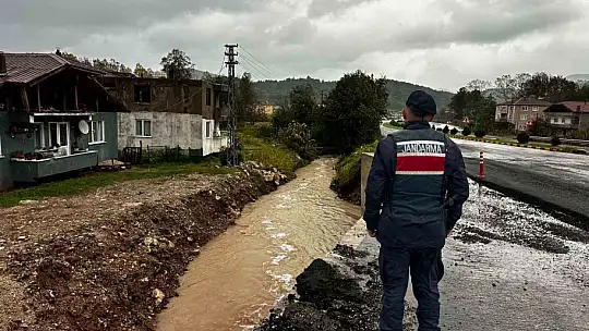 Bartın'da 15 saatte 14 sel, 12 çatı uçması ihbarı yapıldı