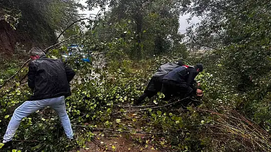 Bartın'da 15 saatte 14 sel, 12 çatı uçması ihbarı yapıldı