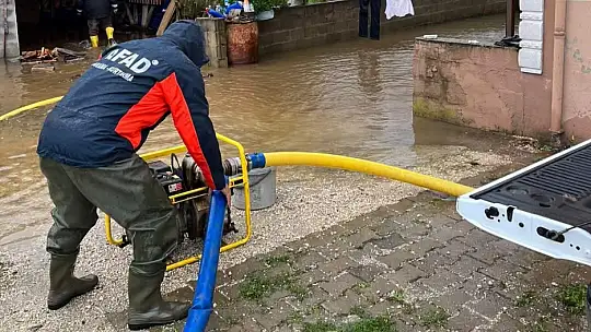 Bartın'da 15 saatte 14 sel, 12 çatı uçması ihbarı yapıldı