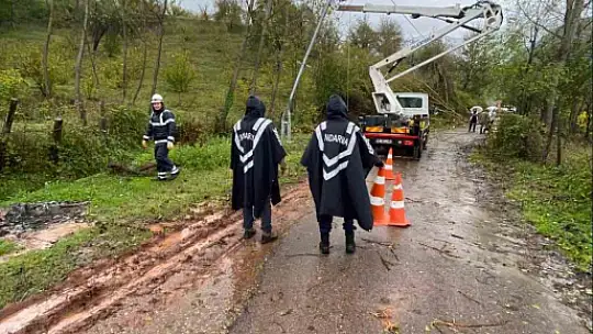Bartın'da 15 saatte 14 sel, 12 çatı uçması ihbarı yapıldı