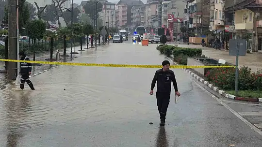 Bartın'da 5 yol, 15 ev ve iş yerinde su baskını yaşandı, mahsur kalan 32 kişi kurtarıldı