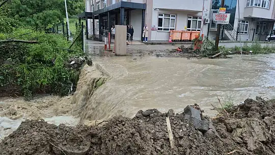 Bartın'da 5 yol, 15 ev ve iş yerinde su baskını yaşandı, mahsur kalan 32 kişi kurtarıldı