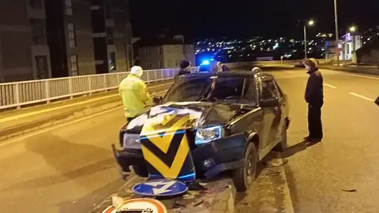 Bartın'da kontrolden çıkan otomobil refüje çıktı