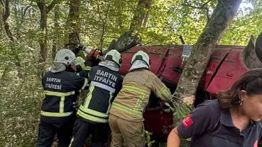 Bartın'da kontrolden çıkan otomobil ağaca çarptı: 3 yaralı