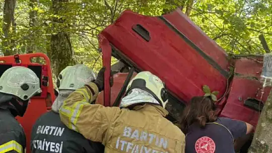 Bartın'da kontrolden çıkan otomobil ağaca çarptı: 3 yaralı