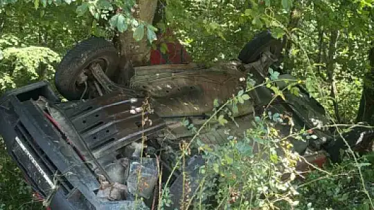 Bartın'da kontrolden çıkan otomobil ağaca çarptı: 3 yaralı