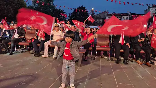 Bartın'da polisler, şehitlerin fotoğrafları ile yürüdü