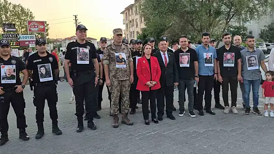 Bartın'da polisler, şehitlerin fotoğrafları ile yürüdü