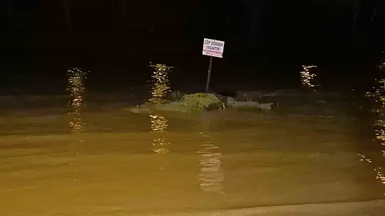Bartın'da sağanak ve dolu yağışı ırmağı taşırdı