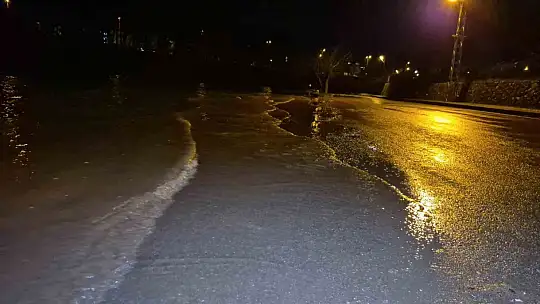 Bartın'da sağanak ve dolu yağışı ırmağı taşırdı