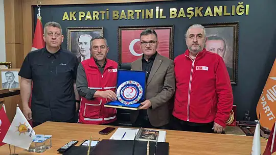 Bartın protokolü kurban bağışını Kızılay'a yaptı