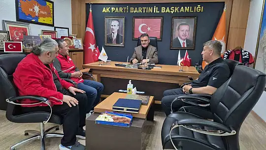 Bartın protokolü kurban bağışını Kızılay'a yaptı