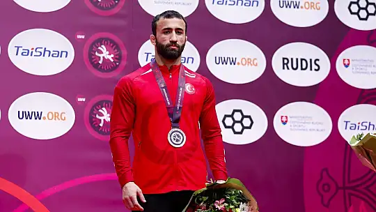 BARÜ'lü milli güreşçi Burhan Akbudak, Avrupa üçüncüsü oldu