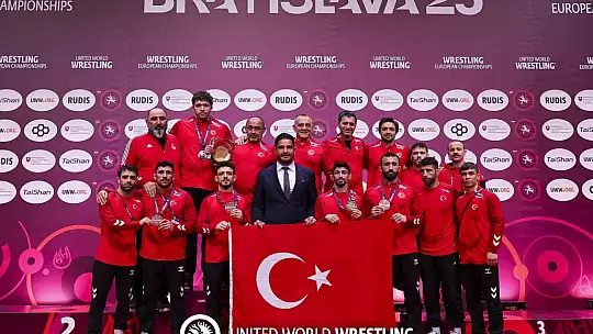 BARÜ'lü milli güreşçi Burhan Akbudak, Avrupa üçüncüsü oldu