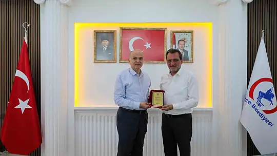 Başarılı müdürlere plaket verildi