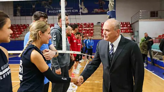 Başkan Faruk Özlü'den voleybolculara baklava ikramı