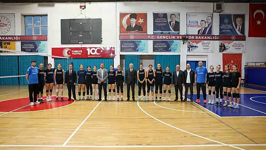 Başkan Faruk Özlü'den voleybolculara baklava ikramı